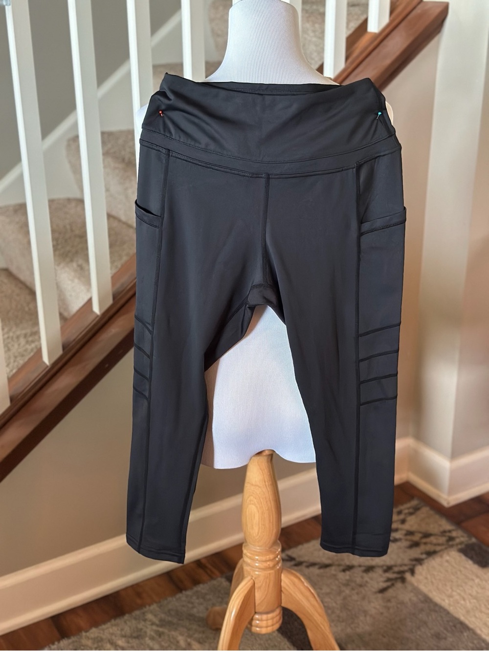 Black High-Waist Athletic Capri Leggings with Side Pockets -P1007